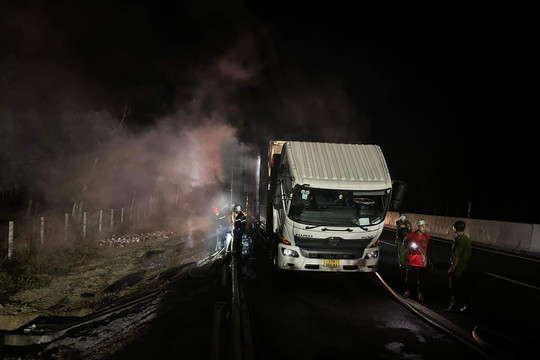 Xe tải bốc cháy trên cao tốc Phan Thiết - Dầu Giây 