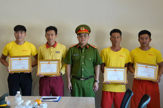 Trao giấy khen cho 4 cá nhân﻿﻿ trong công tác cứu nạn, cứu hộ tại Nova World Phan Thiết