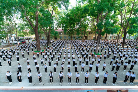 
Trường THPT Tánh Linh:
Tổ chức Hội thi đồng diễn thể dục