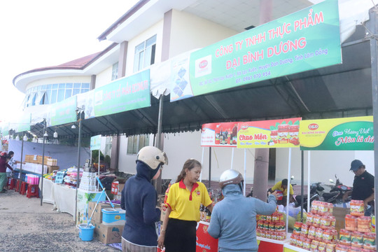 Phiên chợ hàng Việt về huyện đảo Phú Quý