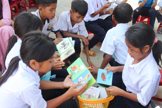 Books brought to students in ethnic minority areas