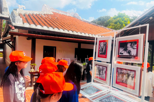 Photo exhibition on “President Ho Chi Minh with the glorious victory of the nation” held in Binh Thuan