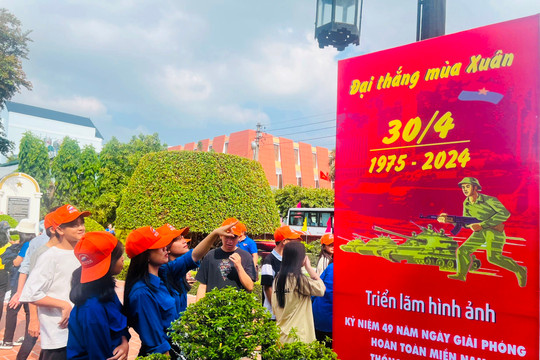 Triển lãm ảnh “Chủ tịch Hồ Chí Minh với thắng lợi vẻ vang của dân tộc”