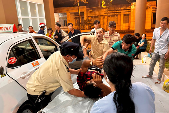 Hàm Thuận Bắc: 2 cha con bị đâm trọng thương