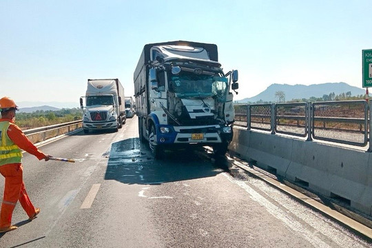 Xe tải tông xe đầu kéo trên cao tốc Vĩnh Hảo - Phan Thiết
