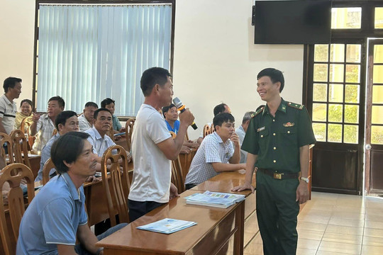 Tuyên truyền quy định phòng chống khai thác IUU cho ngư dân Phú Quý