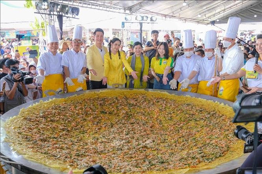 Người dân đổ về Lễ hội bánh dân gian Nam Bộ, ăn bánh xèo “siêu to khổng lồ” miễn phí
