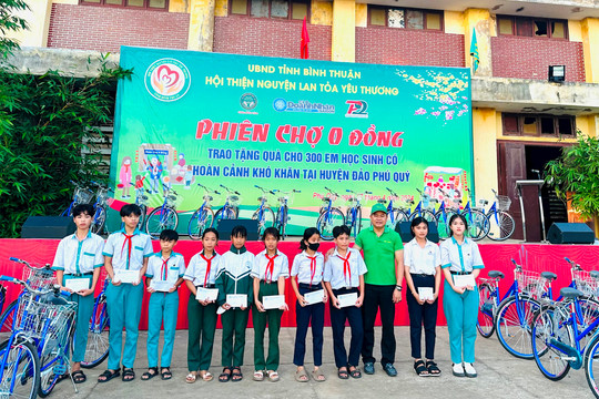 Trao 300 phần quà cho học sinh có hoàn cảnh khó khăn huyện Phú Quý