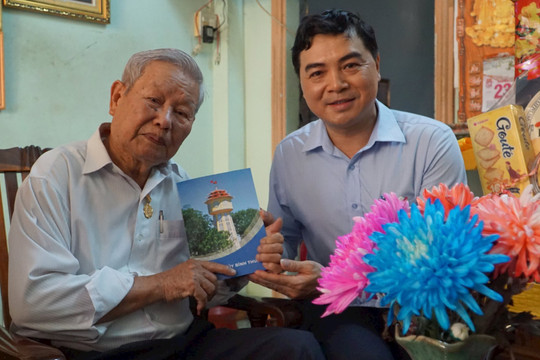 Đồng chí Nguyễn Hoài Anh thăm chiến sĩ, thân nhân chiến sĩ Điện Biên