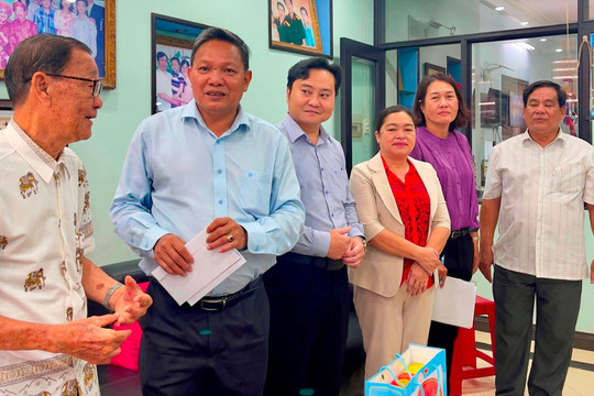 Bí thư Thành ủy Phan Thiết thăm, tặng quà chiến sĩ Điện Biên, chiến sĩ TNXP và gia đình dân công hỏa tuyến