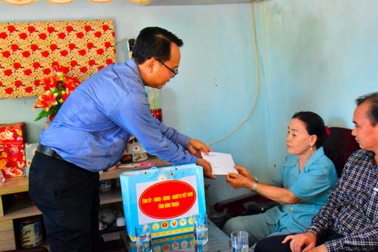 
Trưởng Ban Dân vận Tỉnh ủy thăm, tặng quà gia đình thân nhân chiến sĩ Điện Biên ở Hàm Tân