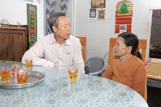 Phó Chủ tịch Thường trực UBND tỉnh thăm thân nhân chiến sĩ Điện Biên