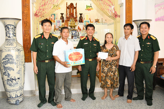 Thăm, tặng quà gia đình chiến sĩ Điện Biên