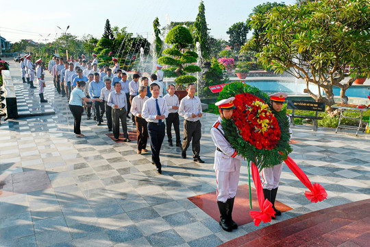 Lễ viếng các Anh hùng liệt sĩ và Chủ tịch Hồ Chí Minh nhân kỷ niệm 49 năm ngày giải phóng miền Nam, thống nhất đất nước
