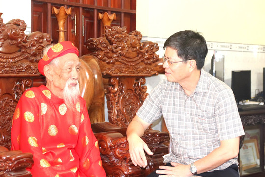 Phó Chủ tịch UBND tỉnh Nguyễn Hồng Hải thăm, tặng quà chiến sĩ Điện Biên tại Tánh Linh