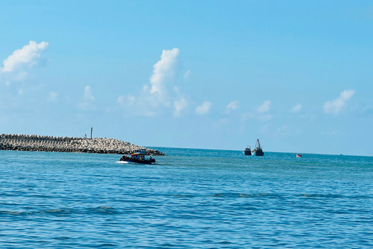 Một tàu cá Bình Thuận bị đâm va, chìm trên biển