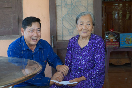 Lãnh đạo tỉnh thăm thân nhân, chiến sĩ Điện Biên tại La Ngâu, Đức Phú