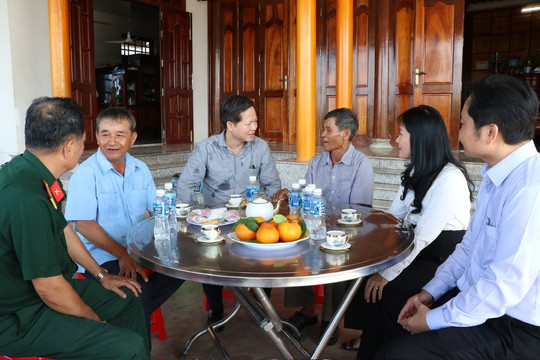 Chủ tịch UBND tỉnh thăm thân nhân, chiến sĩ Điện Biên