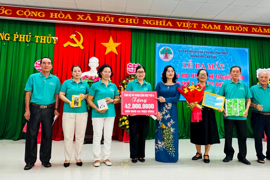 Khu phố 6, Phú Thủy, Phan Thiết: Tặng 42 triệu đồng cho CLB Liên thế hệ tự giúp nhau