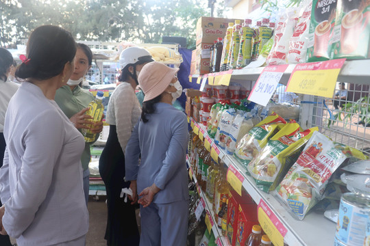 Phiên chợ hàng Việt về huyện đảo Phú Quý: “Ngày hội” mua sắm hàng Việt nơi đảo xa