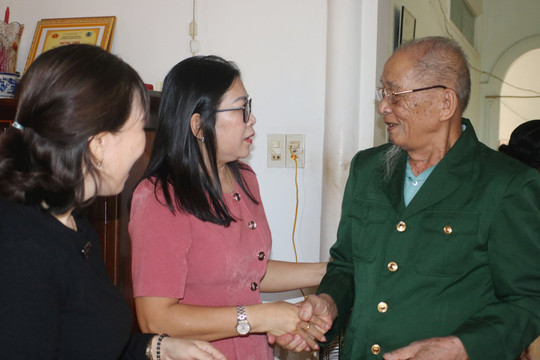 Chủ tịch Ủy ban MTTQ Việt Nam tỉnh thăm gia đình chiến sĩ tham gia chiến dịch Điện Biên Phủ