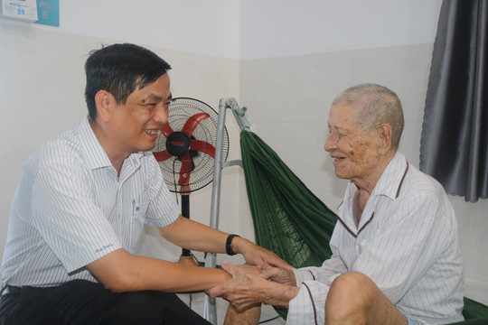 Đoàn lãnh đạo tỉnh thăm cựu chiến binh, gia đình chiến sĩ, dân công tham gia Chiến dịch Điện Biên
 
