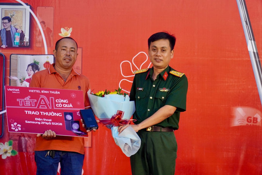 Viettel Bình Thuận trao thưởng chương trình “Lên 4G - Lên đời” và chương trình “Tết Ai cũng có quà”
