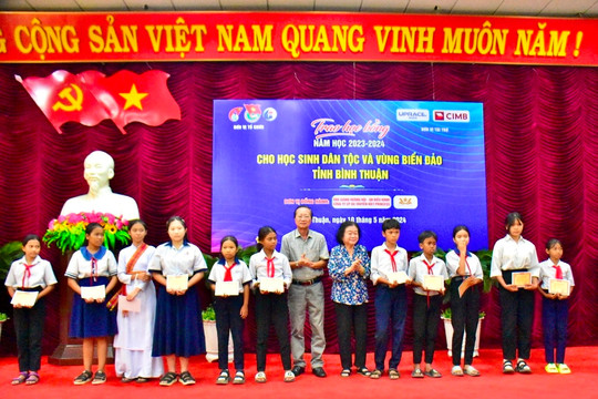 Trao Quỹ học bổng Vừ A Dính và Câu Lạc Bộ “Vì Hoàng Sa - Trường Sa thân yêu” cho học sinh Bình Thuận