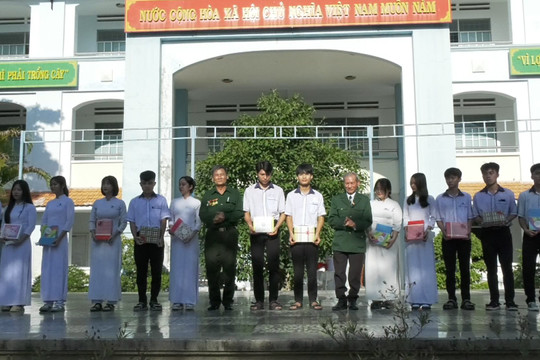 Trường THPT Đức Linh:
Tổ chức ôn lại truyền thống bộ đội Trường Sơn cho học sinh 