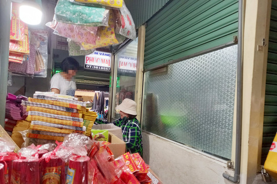 Chợ Phan Thiết: Tiểu thương bức xúc vì tiệm vàng che khuất tầm nhìn