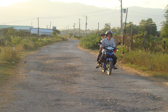 Hàm Thuận Nam: Sớm hoàn chỉnh đồng bộ đường “mượn” thi công cao tốc