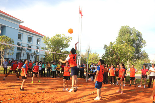 Trường Chính trị tỉnh: Khai mạc giải bóng chuyền hơn nam nữ