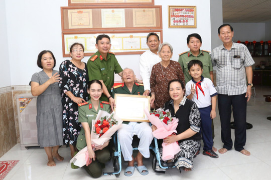 Thành ủy Phan Thiết trao huy hiệu 60, 65 và 75 năm tuổi Đảng cho 10 đảng viên