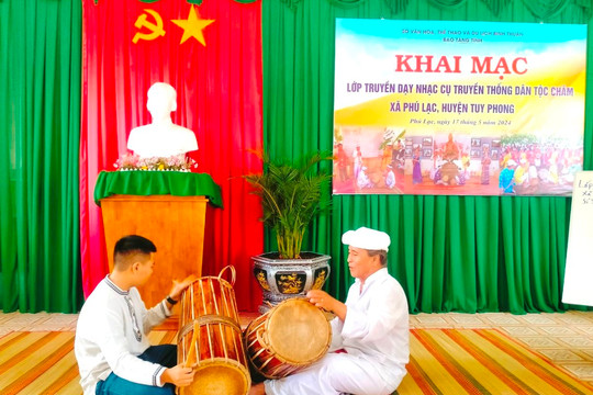 Truyền dạy nhạc cụ truyền thống dân tộc Chăm tại Phú Lạc 