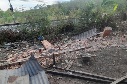 Tánh Linh: Người dân tự nguyện tháo dỡ công trình vi phạm hành lang an toàn đường sắt