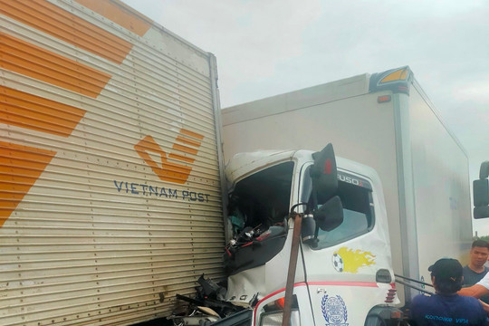Cabin xe tải bẹp dúm sau cú tông xe phía trước trên cao tốc