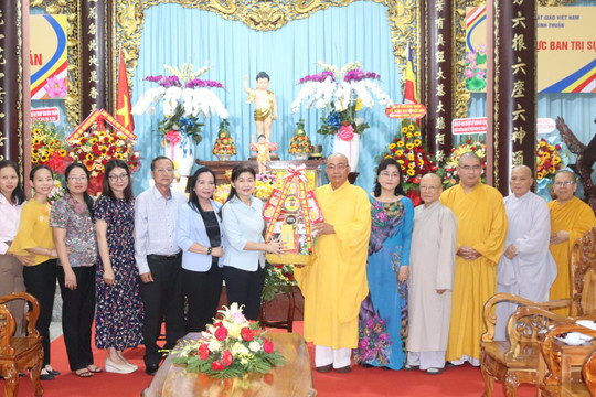 Hội Liên hiệp Phụ nữ Việt Nam thăm, chúc mừng Đại lễ Phật đản 2024 