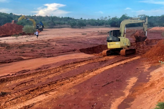 Cát tràn ở Hàm Tiến, Mũi Né: Huy động lực lượng gia cố đê, ngăn dòng chảy đề phòng mưa lớn tiếp diễn