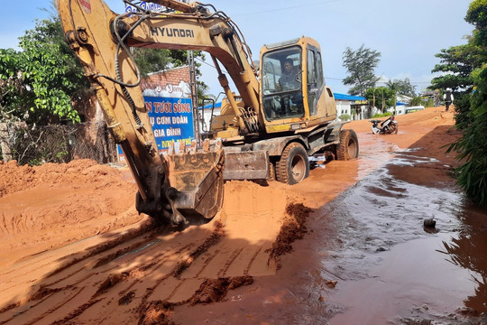 Nỗ lực dọn dẹp bùn, cát tràn xuống đường khu du lịch Hàm Tiến, Mũi Né