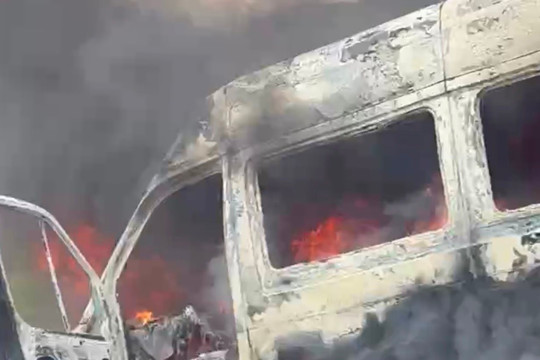 Ô tô 16 chỗ bốc cháy ngùn ngụt trên cao tốc