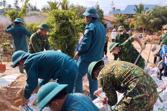 Phan Thiết: Lực lượng vũ trang tiếp tục giúp dân khắc phục hậu quả sự cố cát tràn