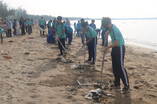 Tuy Phong hưởng ứng Chiến dịch làm sạch biển