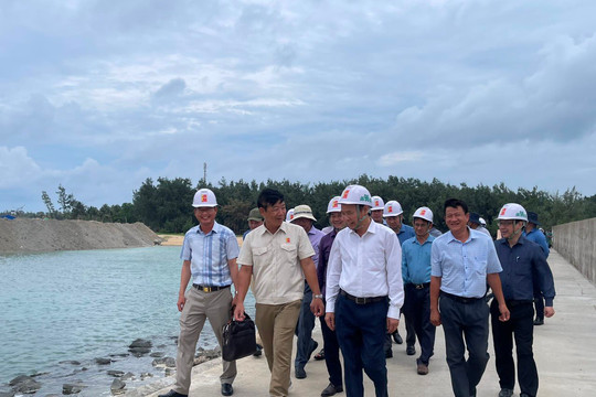 Bộ Nông nghiệp và PTNT kiểm tra khu neo đậu tránh trú bão cho tàu cá ở huyện Phú Quý