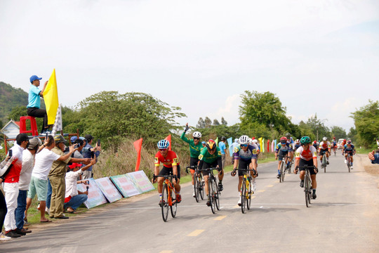 Hơn 100 vận động viên tranh tài Giải đua xe đạp vòng quanh núi Tà Cú 




