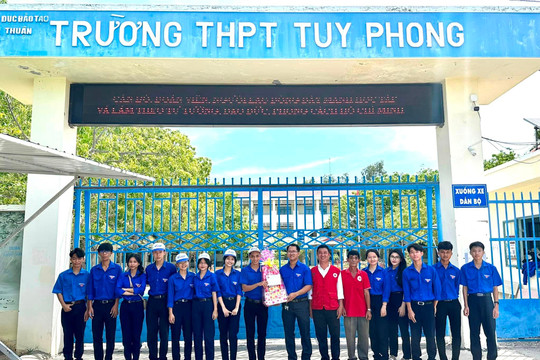 Tuy Phong:  Thanh niên tình nguyện “tiếp sức mùa thi” cùng các sĩ tử