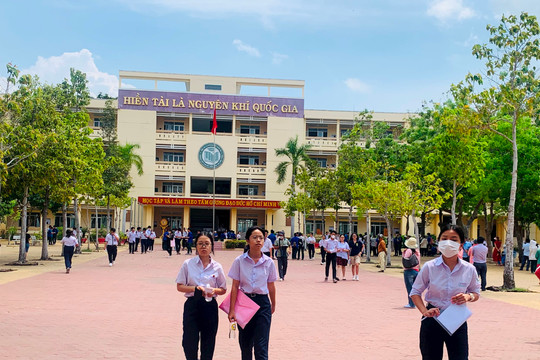 
Hơn 970 thí sinh dự thi vào lớp 10 Trường THPT chuyên Trần Hưng Đạo hoàn thành kỳ thi