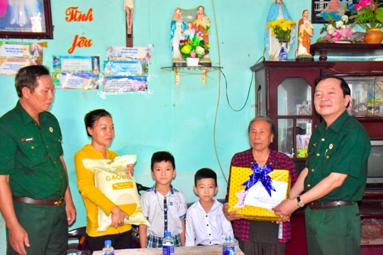 Hội Cựu chiến binh tỉnh:
 Hỗ trợ kinh phí cho 2 học sinh có hoàn cảnh khó khăn