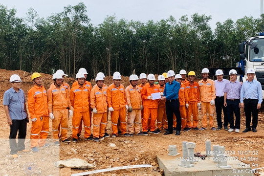 Tổng Công ty Điện lực miền Nam thăm lực lượng xung kích Công ty Điện lực Bình Thuận thi công đường dây 500KV mạch 3