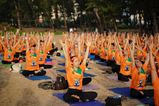 
Hơn 1.000 Yogi “thiền” trên bãi biển Đồi Dương