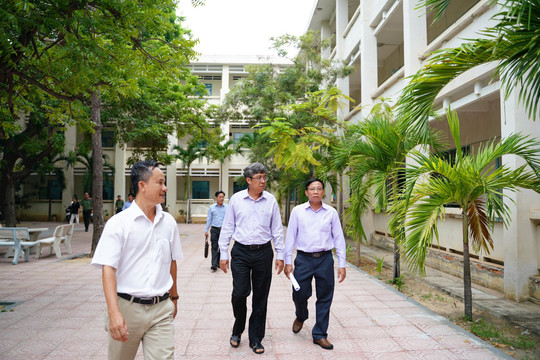 
Phó Chủ tịch UBND tỉnh Nguyễn Minh:
Kiểm tra công tác chuẩn bị Kỳ thi tốt nghiệp THPT 2024 tại huyện Tuy Phong